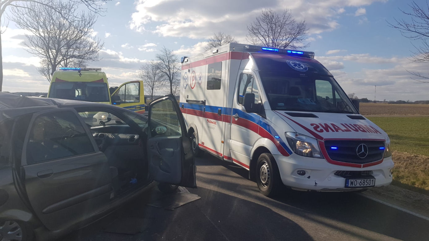 Apele policji nie pomagają. Pijany 45-latek doprowadził do potężnego zderzenia! Cztery osoby zabrały karetki [ZDJĘCIA]