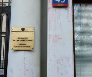 Rosyjska ambasada oblana czerwoną farbą. Zniszczono również flagę Rosji