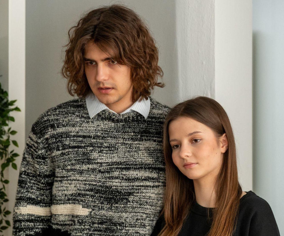 Zamyślona Ewa i Romeo z Barw szczęścia stoją blisko siebie. O ich losach w nowym sezonie serialu przeczytasz na Eska.