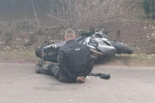 Siedział smutno obok rozbitego motocykla