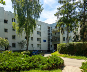 Pękający blok przy ul. Hirszfelda 2 w Warszawie
