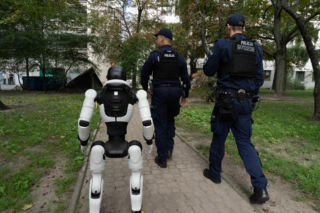 Niewiarygodne sceny. Roboty krzyczą w Warszawie, a minister alarmuje: mamy się czego obawiać!