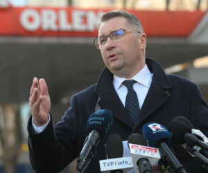 Konferencja Przemysława Czarnka na stacji paliw koncernu Orlen w Warszawie