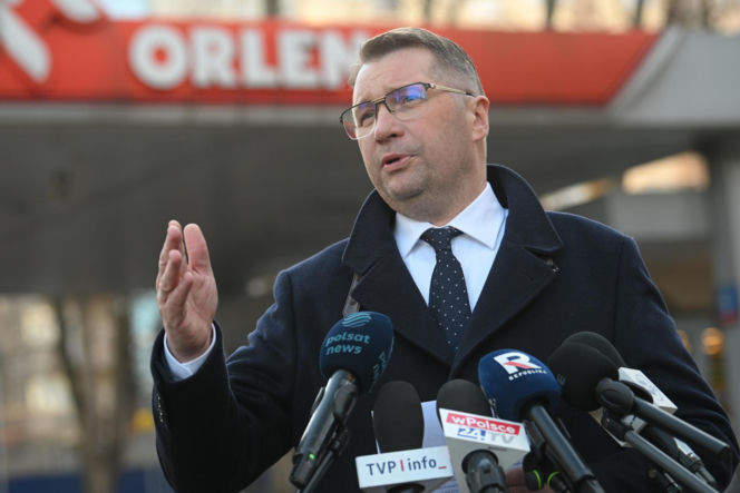 Konferencja Przemysława Czarnka na stacji paliw koncernu Orlen w Warszawie