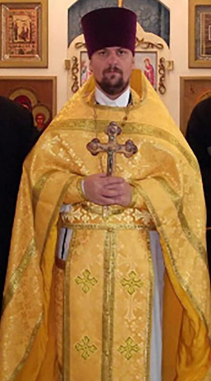 Duchowny odciął głowę kobiecie na oczach dziecka! Potem włożył ją do lodówki