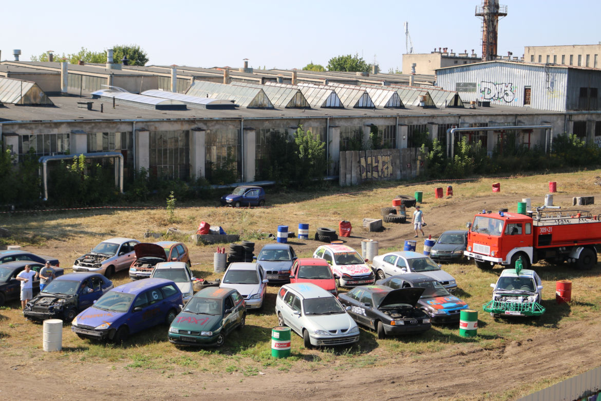 Charytatywny Wrak Race. Andrzej z Plutycz i Adam Kraśko zbierali pieniądze dla chorej Dominiki