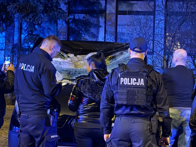 Warszawa. Bryła lodu rozstrzaskała szybę busa