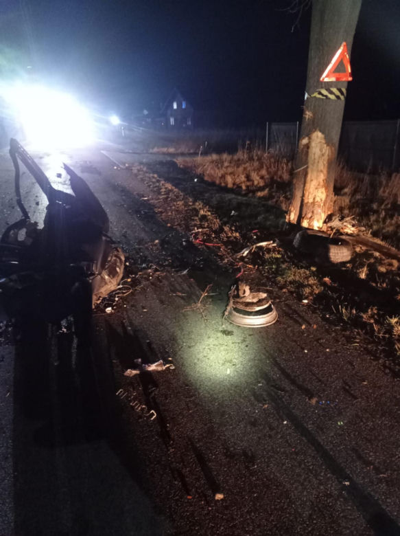 BMW rozpadło się na pół pod Pabianicami. Kierowcy nic się nie stało