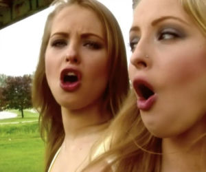 Piękne bliźniaczki zaśpiewały 100 lat Kaczyńskiemu. Później rozebrały się dla panów