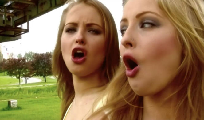 Piękne bliźniaczki zaśpiewały "100 lat" Kaczyńskiemu. Później rozebrały się dla panów