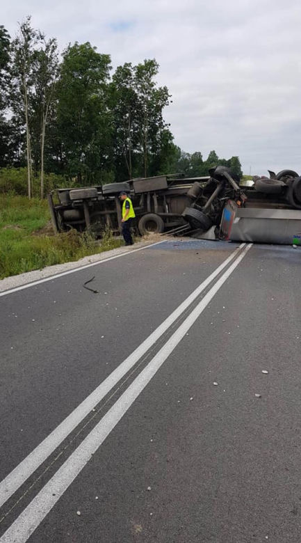 Wypadek na DK 5 pod Bydgoszczą! Przewróciła się cysterna z mlekiem [ZDJĘCIA] 
