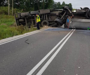Wypadek na DK 5 pod Bydgoszczą! Przewróciła się cysterna z mlekiem [ZDJĘCIA] 