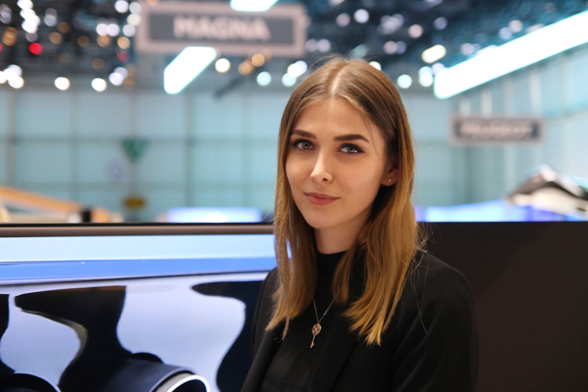 Piękne hostessy na targach w Genewie