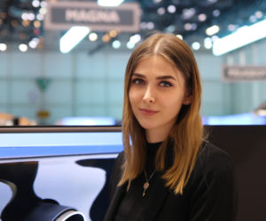 Piękne hostessy na targach w Genewie