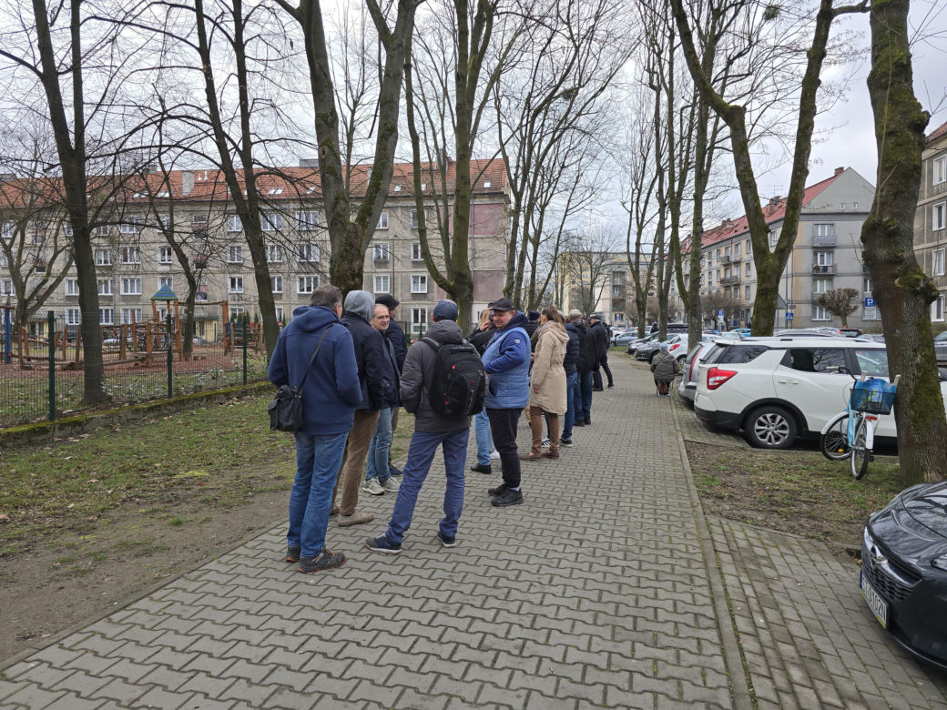 Kilkaset ludzi czeka przed wejściem do punktu obsługi grantobiorców w Tychach