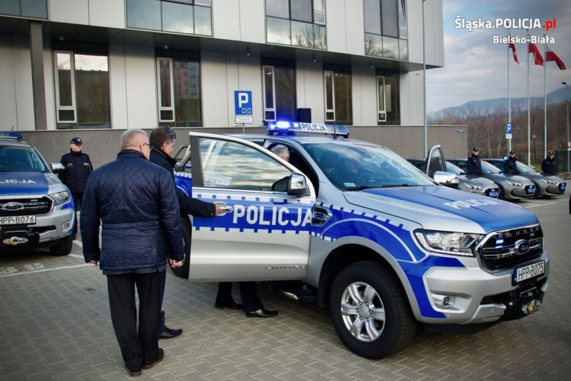 7 nieoznakowanych aut i 3 oznakowane pick-upy. Bielska policja ma 10 nowych radiowozów