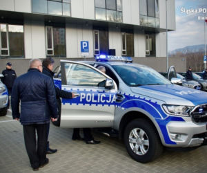7 nieoznakowanych aut i 3 oznakowane pick-upy. Bielska policja ma 10 nowych radiowozów