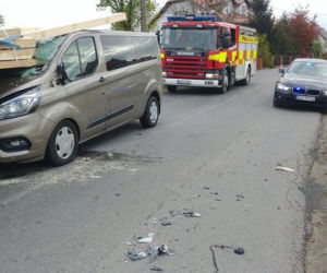 Wypadek jak z koszmaru. Ford przebity drewnianym ładunkiem