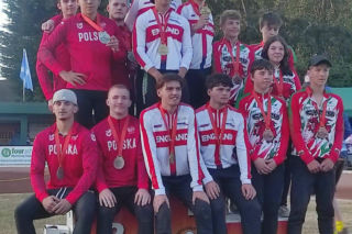 Świetne wieści z Anglii! Zawodnicy LKS Szawer Leszno wracają z Mistrzostw Europy z medalami