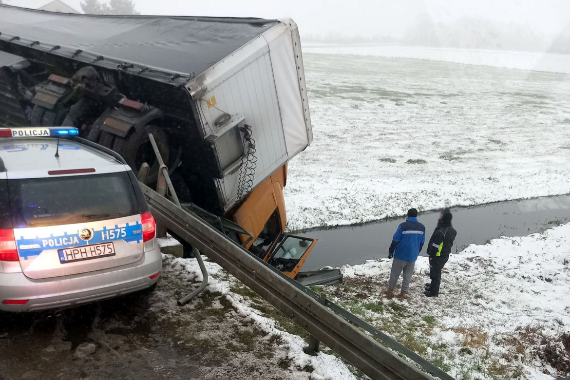 Turza Wielka. ROZBIŁ bariery i wpadł do rzeki! Co zrobił kierowca scanii? [ZDJĘCIA]