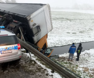 Turza Wielka. ROZBIŁ bariery i wpadł do rzeki! Co zrobił kierowca scanii? [ZDJĘCIA]