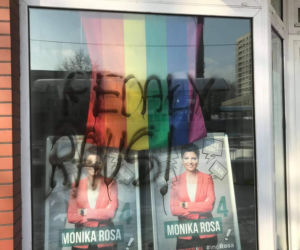 Atak wandali na biuro poselskie Moniki Rosy [ZDJĘCIA]