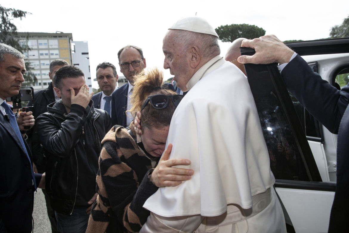 Papież Franciszek opuścił szpital i wraca do Watykanu. Jest w dobrej formie [ZDJĘCIA]
