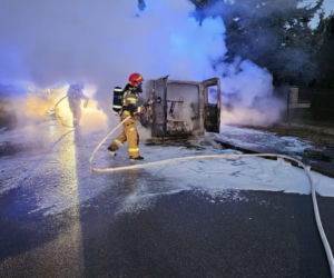 Pożar busa na drodze powiatowej w Żelichowie. Auto spłonęło doszczętnie