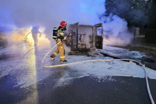 Pożar busa na drodze powiatowej w Żelichowie. Auto spłonęło doszczętnie