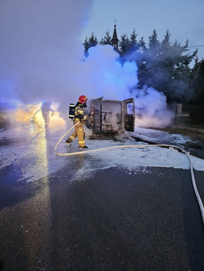 Pożar busa na drodze powiatowej w Żelichowie. Auto spłonęło doszczętnie