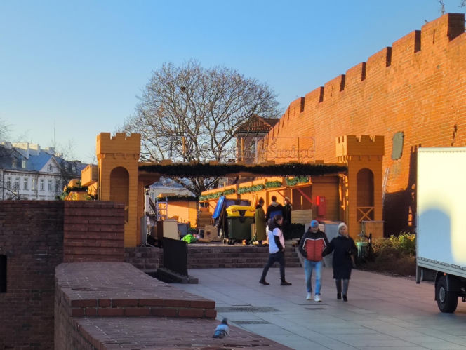 Dziwny obiekt w centrum Warszawy. Co tu powstaje? Stolica już stroi się na Boże Narodzenie!