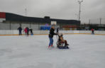 Osoby jeżdżące na wózkach mogą korzystać z łomżyńskiego lodowiska! MOSiR kupił specjalny sprzęt