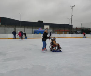 Osoby jeżdżące na wózkach mogą korzystać z łomżyńskiego lodowiska! MOSiR kupił specjalny sprzęt