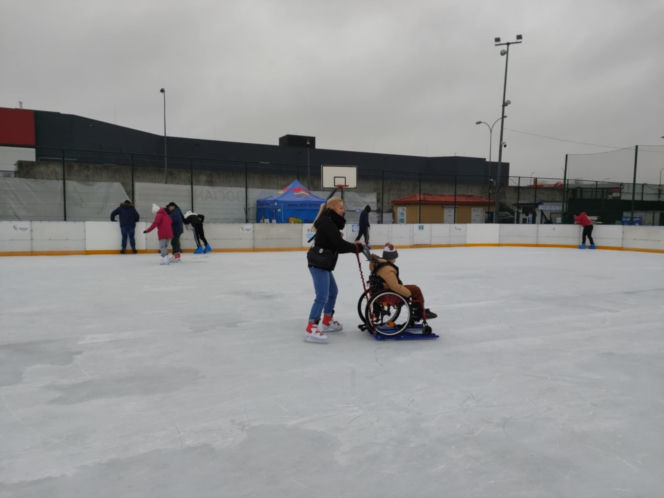 Osoby jeżdżące na wózkach mogą korzystać z łomżyńskiego lodowiska! MOSiR kupił specjalny sprzęt