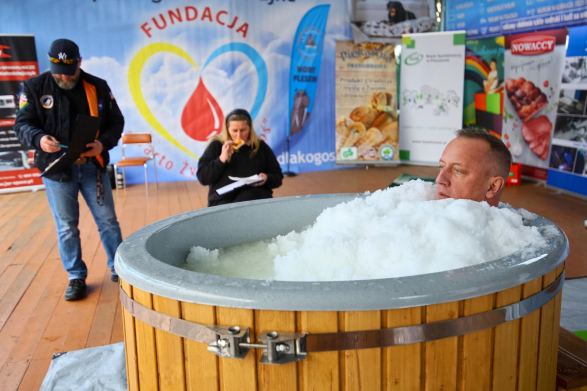 Spędził w lodzie ponad 6 godzin i 20 minut dla chorego dziecka 
