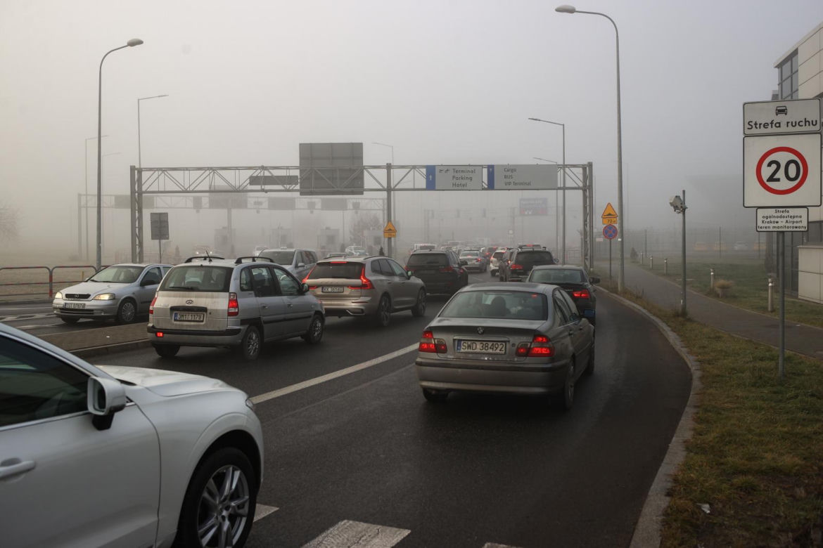 Mgła sparaliżowała lotnisko Kraków-Balice. Pasażerowie samolotów czekają na lepsze warunki