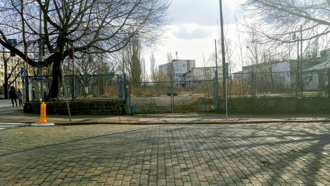 Niebezpieczny pustostan straszy w centrum Szczecina
