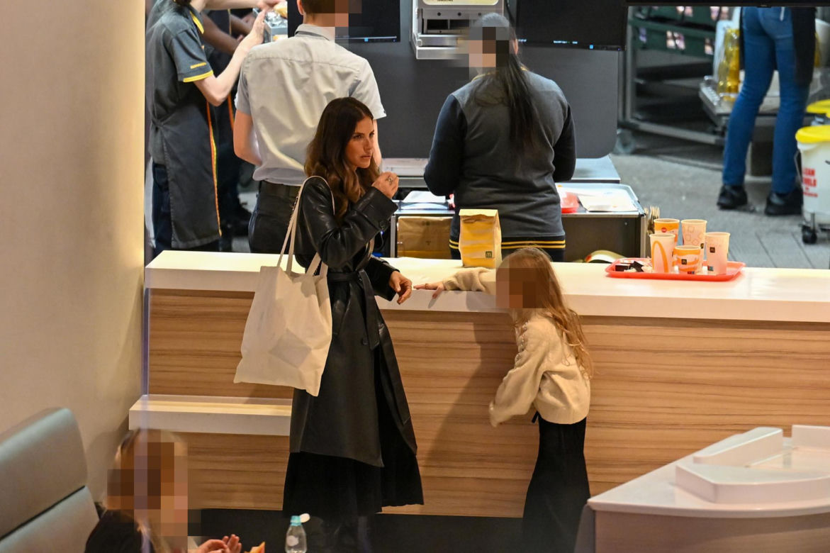 Weronika Rosati kurzy w McDonaldzie przy dziecku