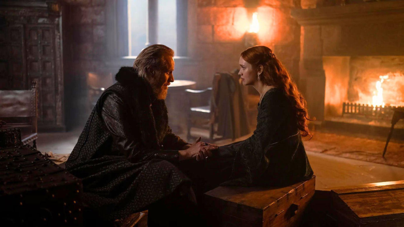 Rhys Ifans jako Ser Otto Hightower oraz Olivia Cooke jako królowa wdowa Alicent Hightower.