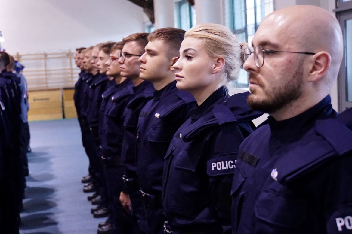 Ślubowanie nowych policjantów w Olsztynie. W szeregi wstąpiło 24 funkcjonariuszy [ZDJECIA]