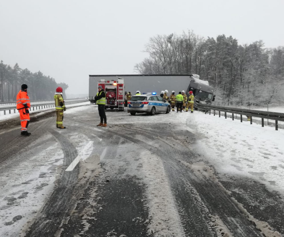 TIR blokuje odcinek S5 w okolicach Rawicza. Ekspresówka biała