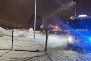 Pod ciężarem mokrego śniegu zapadło się zadaszenie lodowiska w Lesznie. Strażacy podgrzewają śnieg