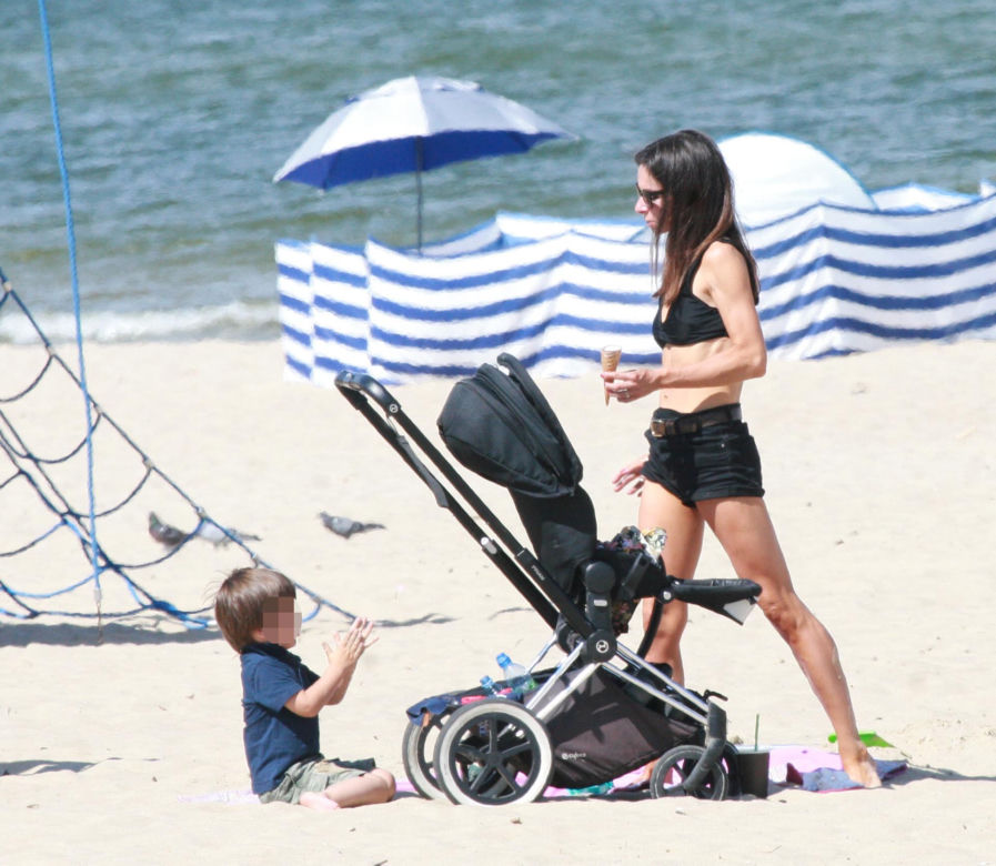 Marta Kaczyńska okopała się z synkiem na plaży