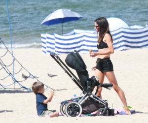 Marta Kaczyńska okopała się z synkiem na plaży