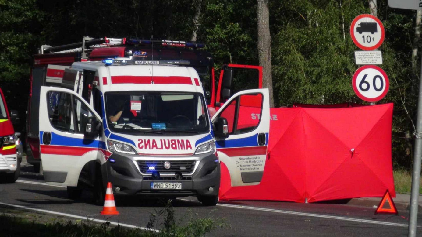 Koszmar na skrzyżowaniu w Sowiej Woli. Motocyklista przeleciał nad samochodem i gruchnął o asfalt. Zginął na miejscu