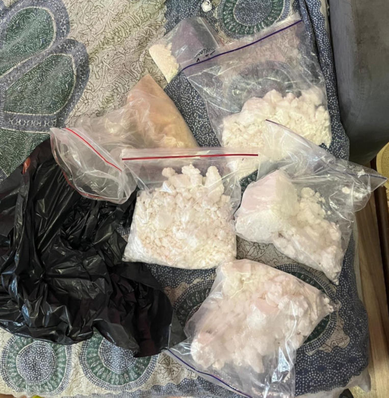Małżeństwo z Pragi zatrzymane. W mieszkaniu 7 kg narkotyków. Mieli repliki broni i mundury