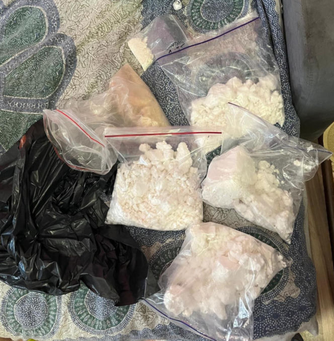 Małżeństwo z Pragi zatrzymane. W mieszkaniu 7 kg narkotyków. Mieli repliki broni i mundury
