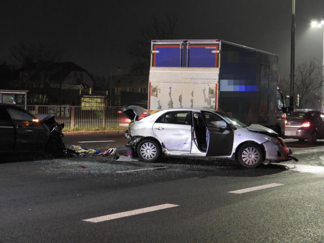 Miał trzy promile, rozbił cztery auta. 26-latek roztrzaskał się w Warszawie