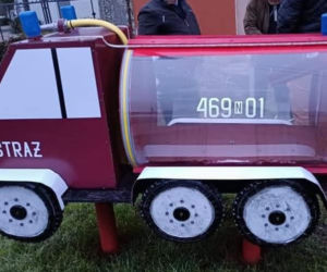 Strażacy z OSP Jędrychowo zbudowali nietypowy pojemnik na nakrętki. To miniaturowy wóz strażacki