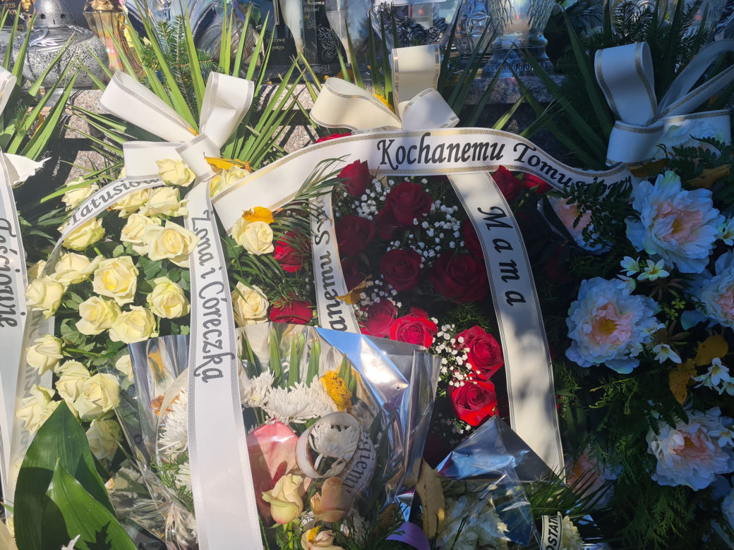 Tomasz zginął w tragicznym wypadku BMW w Dobrzechowie.  Jego grób tonie w morzu kwiatów [GALERIA]